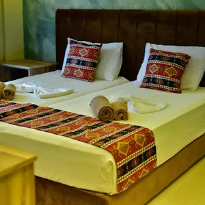 Te Bujtina Hotel- Cozy With Traditional Breakfast Near Hotel